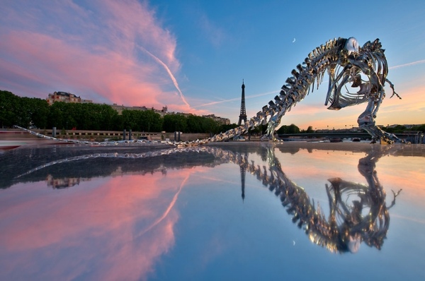 Skulptur Tyrannosaurus Rex-storleken i storleken Seine-floden Paris-Eiffeltornet