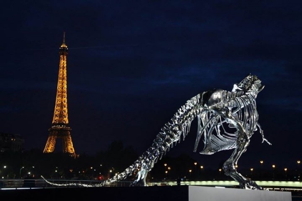 Livsstil T-Rex skelett Eiffeltornet Paris
