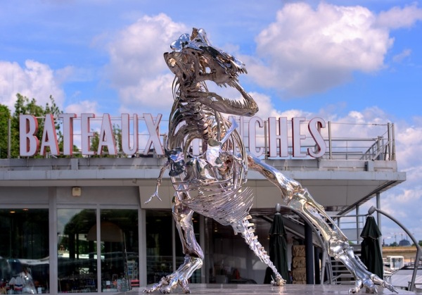 Tyrannosaurus Rex-dinosaurie utställnings-skelett Paris Seine river