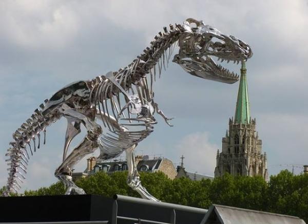 Paris Seine konstutställning modern-T Rex-levande storlek