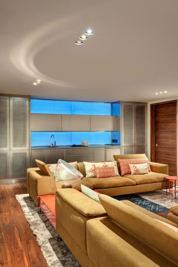 modern lägenhet med elegant design varma färger