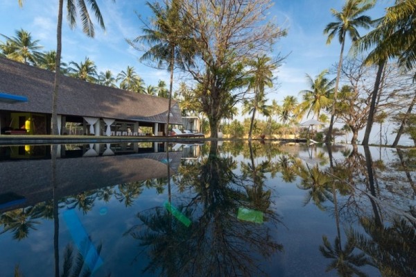 hus strand indonesien infinity pool