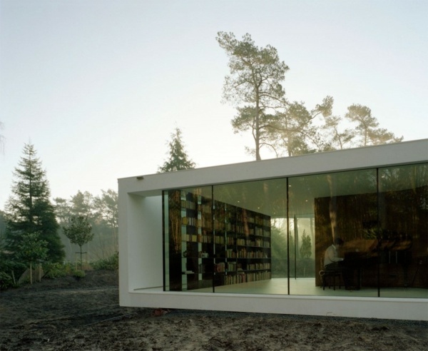 Glashus mitt i skogen drömhus