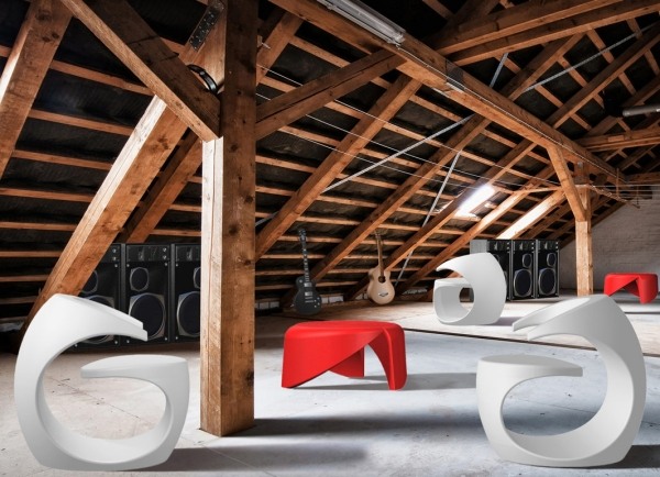 Loft vita möbler rött minimalistiskt bord