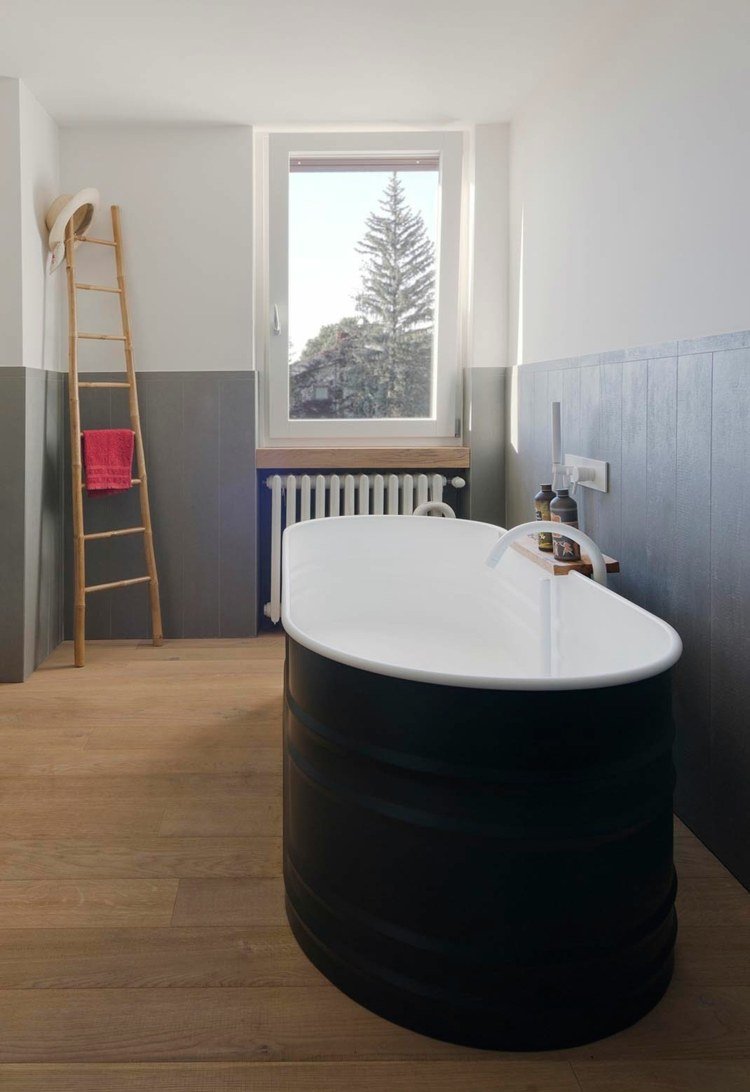 miljövänlig-inredning-design-badkar-retro-svart-badrum-stege