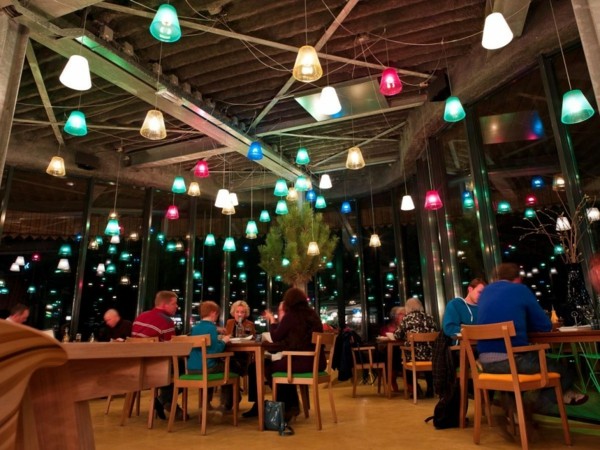 spännande-färgglada-belysning-restaurang