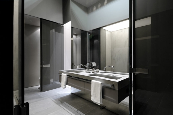 mörkgrått badrum rostfritt stål