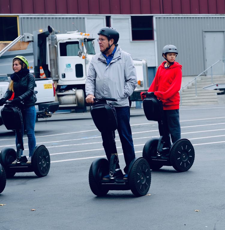 Familj gör segway-tur miljövänlig elektrisk scooter