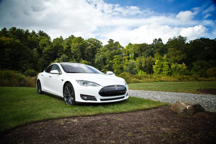 Elektrisk drivning för bilar som ett miljövänligt alternativ vit Tesla Model S