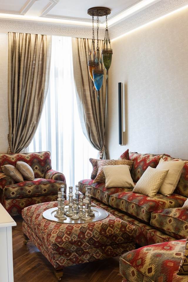 Orientaliskt vardagsrum-golvlängd-gardiner-satin-blanka tyger
