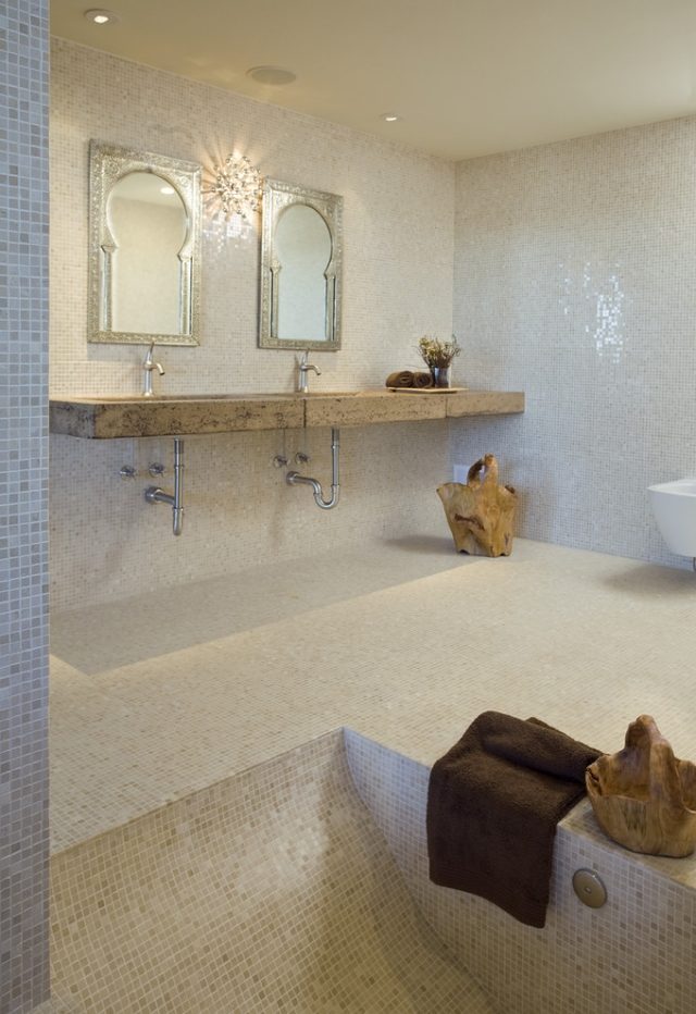 badrum-vägg-mosaik-rustik-sten-handfat-bräda-dekorativ-spegel