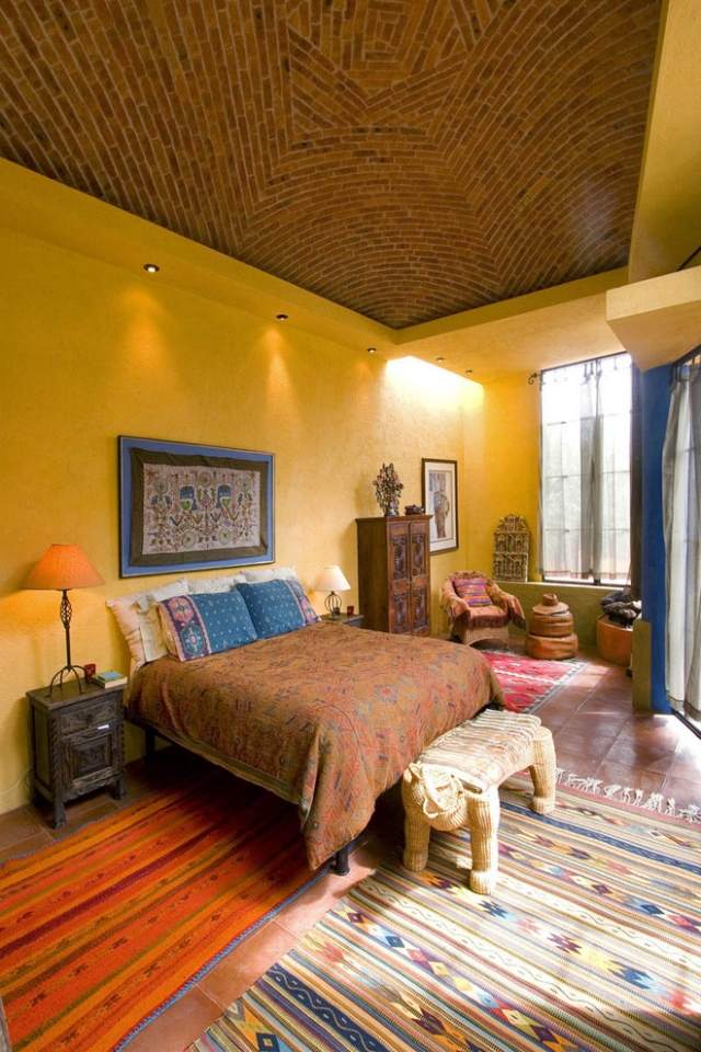 färgglada-hem-textilier-sovrum-laminat-golv-kilim-mönster-sand-färg-vägg