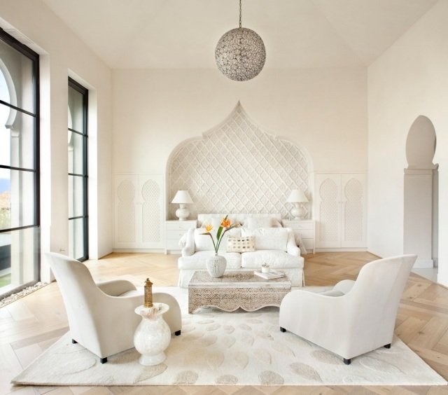 vitt-vardagsrum-orientalisk-möblerad-stil-prydnad-lampor