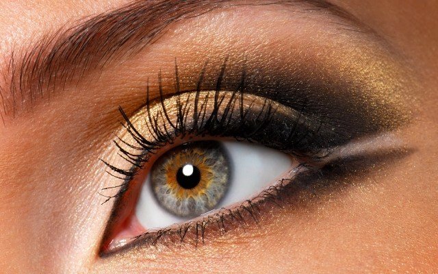 sommar-makeup-ögonfransar-artificiellt-guld-skimrande-ögonskugga-eyeliner