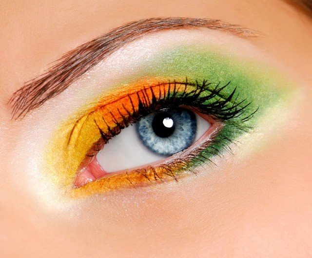 färger-sommar-smink-stark-gul-grön-ögonskugga-smink
