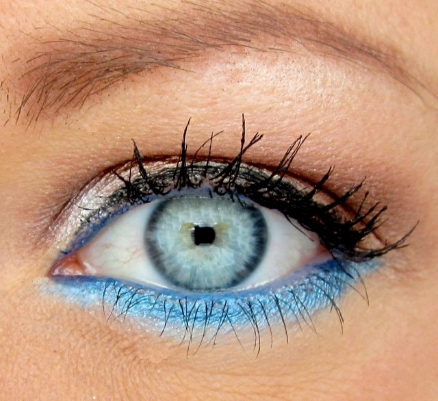 Blå-smink-ögon-nedre-ögonfransar-något-betonade-med-färg