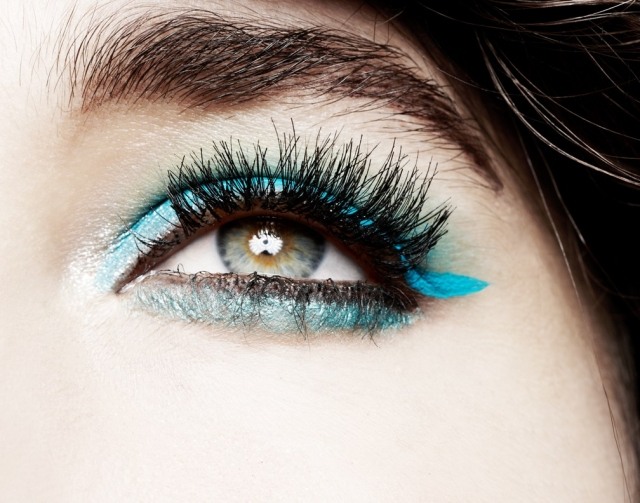 metalliskt-iriserande-turkos-ögon-smink-mega-retro-trend-idéer