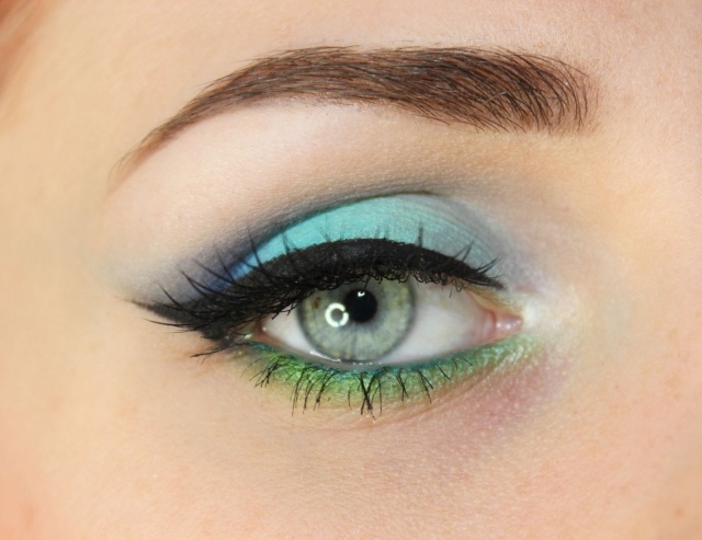 Applicera ögonmake-up-sommar-färger-flytande-eyeliner