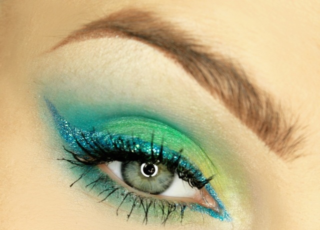 eyeliner-skimrande-blå-gröna-nyanser-sommar-look-idéer