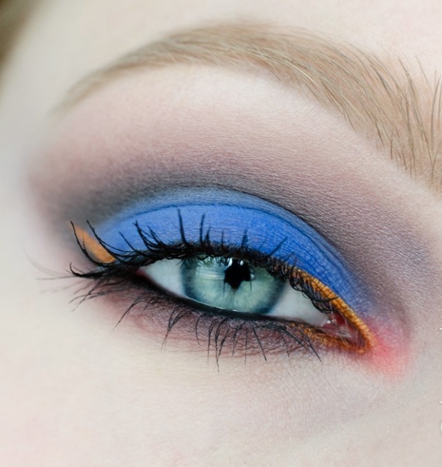 mattblå-ögonlock-smink-inuti-vinklar-gyllene-gula-sommar-trender