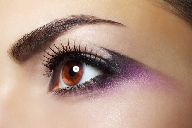 lila-ögon-smink-kreativt-formade-eyeliner-idéer-sommar-2014