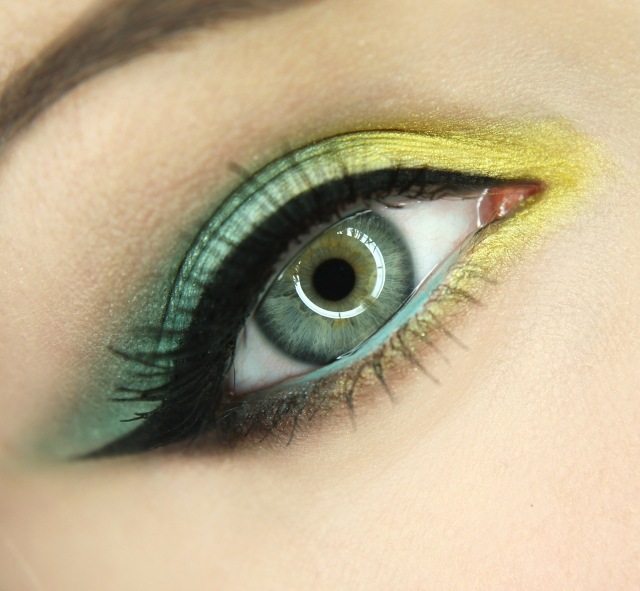 Sommarljus-smink-ögon-gul-grön-vacker-mattad-hud-hy