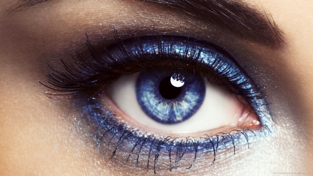 kväll-ögon-smink-idéer-blå-ögon-glittrande-ögonskugga-mascara