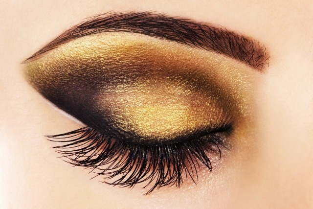 skimrande-ögonskugga-guld-nyanser-eyeliner-betonad