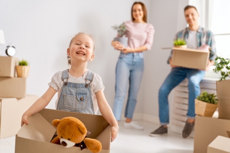 Organisera flyttmöbler och förpackningsanläggningar och leksaker i kartonger