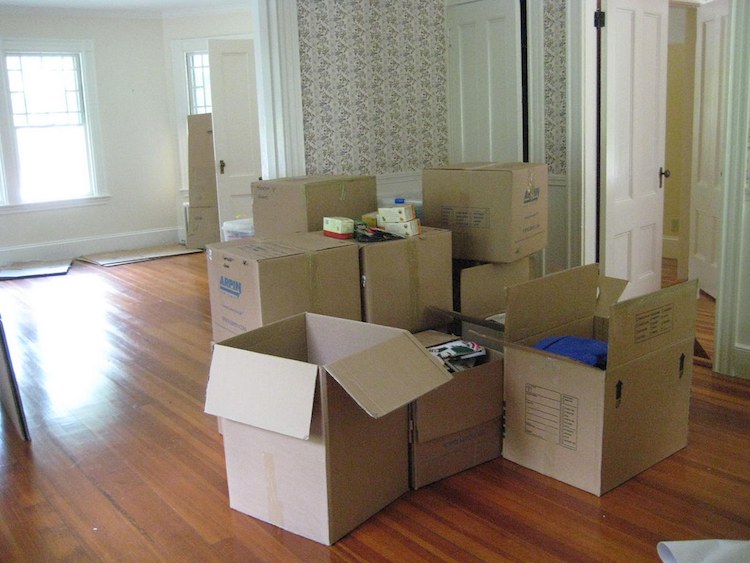 Flytta-organisera-bära-ut-låt-flytta-lådor-flytta-flytta-in