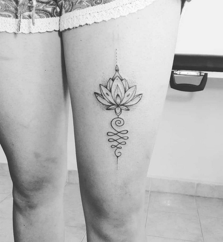 Lårtatuering design för kvinnor Unalome Lotus Tattoo