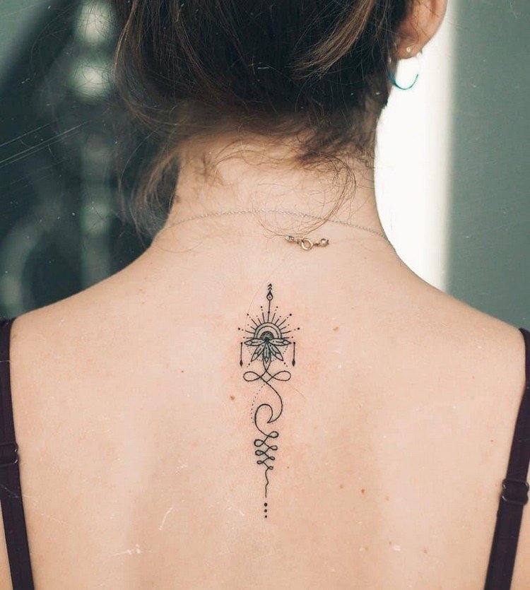 Ryggrads tatuering design för kvinnor unalome mening