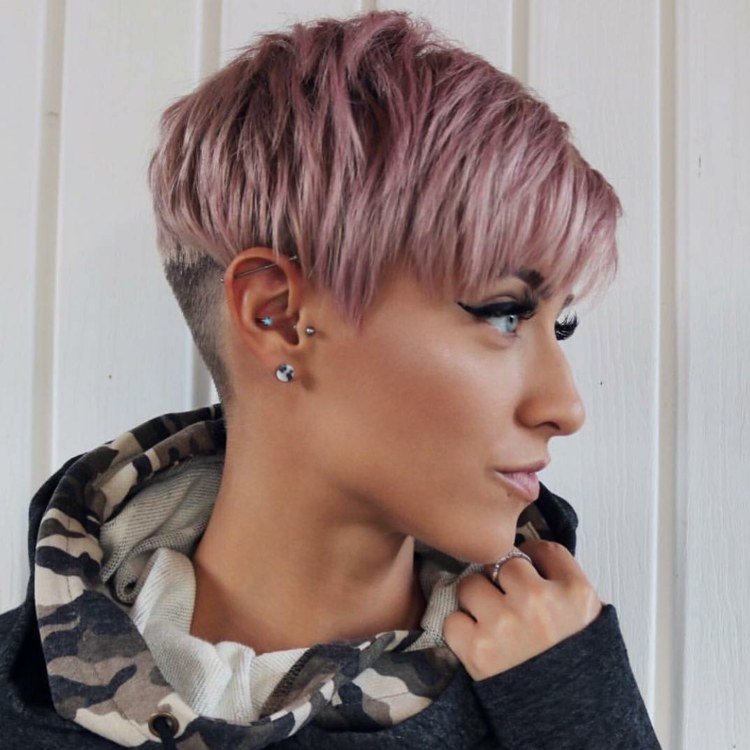 Underskuren frisyr kort hår rosa hårfärg frisyrtrender kvinnor