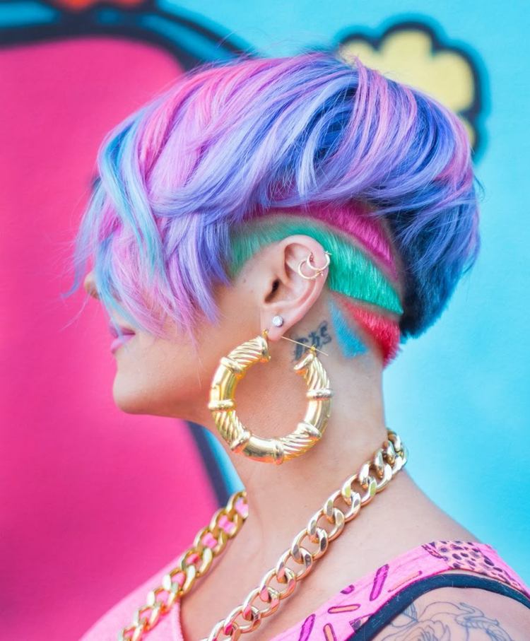 underskuren-frisyrer-kort frisyr-rosa-turkos-blå-lila-färgglad-design