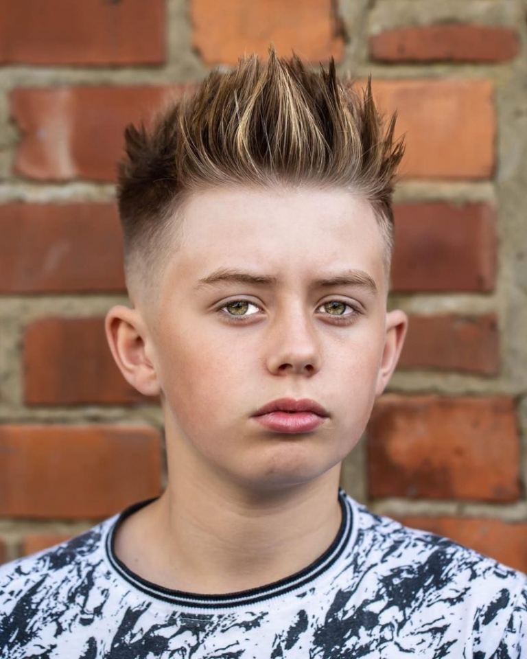 Undercut pojkar barn frisyrer tonåring topp stil