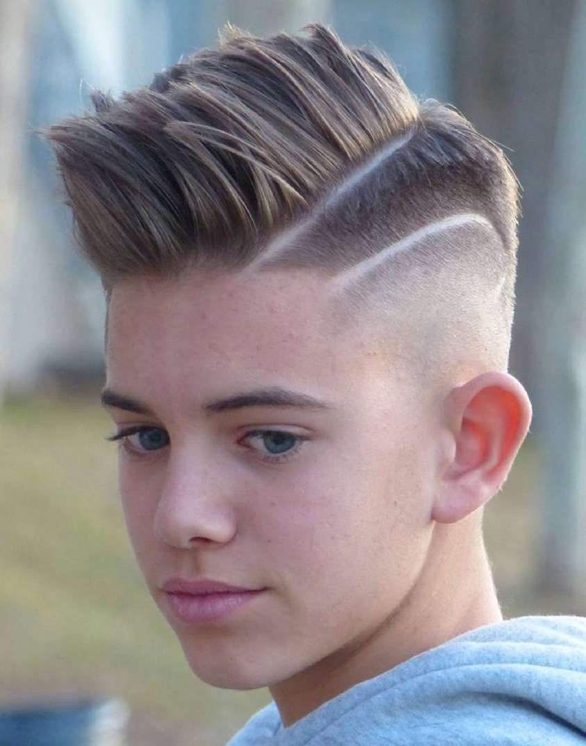 Underklippta frisyrer barnsidor rakade av fotbollsspelareinspirerad frisyr