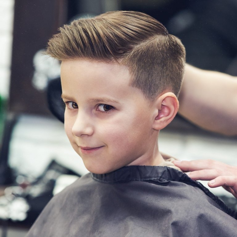 Style barnens frisyrer med en övergång från sidoskillnaden