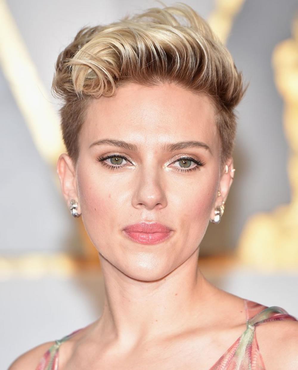 Scarlett Johansson Frisyrer Pixie Haircut Undercut Curls Women