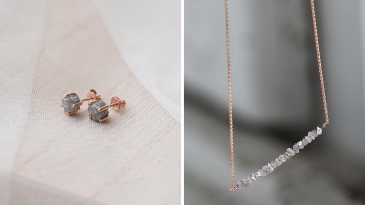 Smycken med grov diamantkedja och örhängen