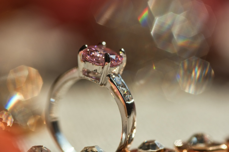 Förlovningsring med rosa diamant och vitguld
