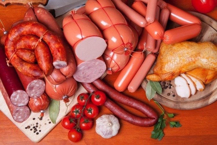 bearbetade köttprodukter som salamiskinka rökt kyckling och korv
