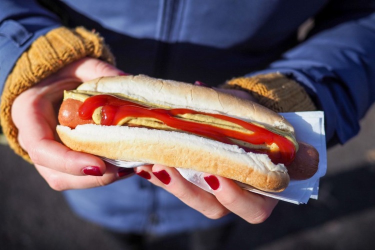 korv i rullar med ketchup och senap som ohälsosam kost med konserveringsmedel och smakförstärkare