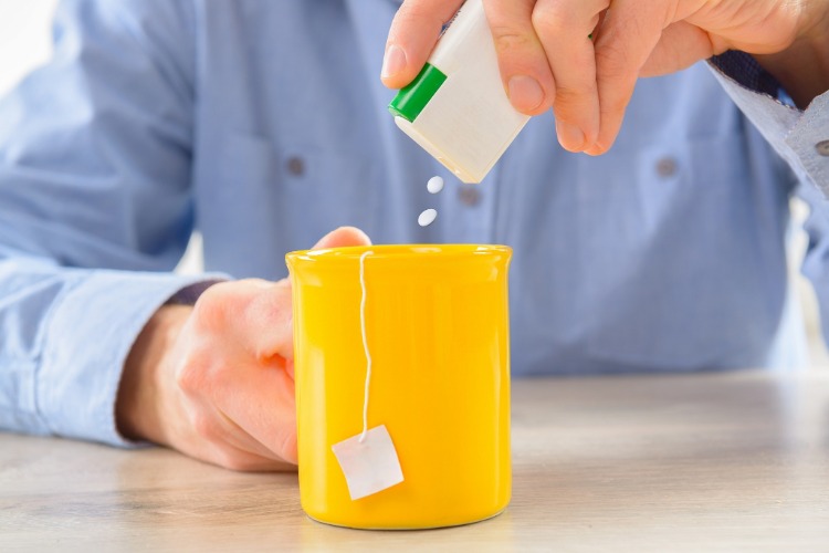 sötningsmedel för te eller kaffe i form av små tabletter ur förpackningen