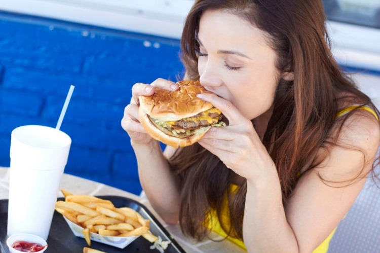 dålig kost med skräpmat som hamburgare och pommes frites kan leda till hälsoproblem och sjukdomar