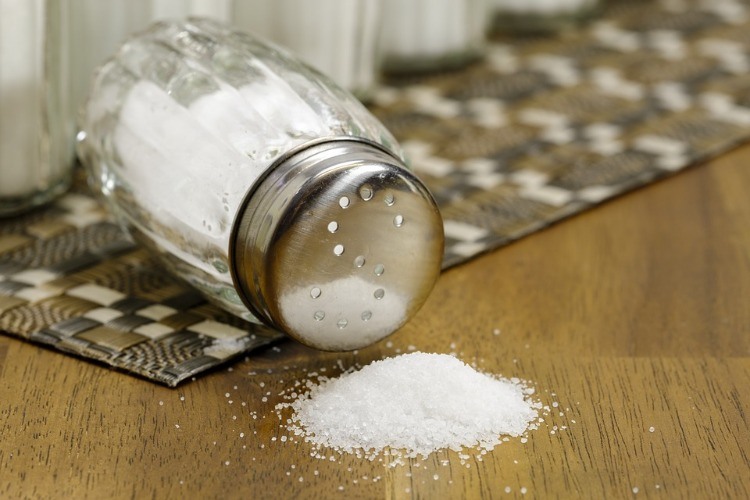 salt från en saltskakare på bordet