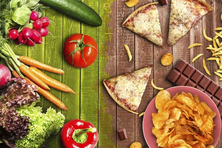 hälsosam vs ohälsosam kost bestående av pizzachipschoklad och pommes frites mot grönsaker