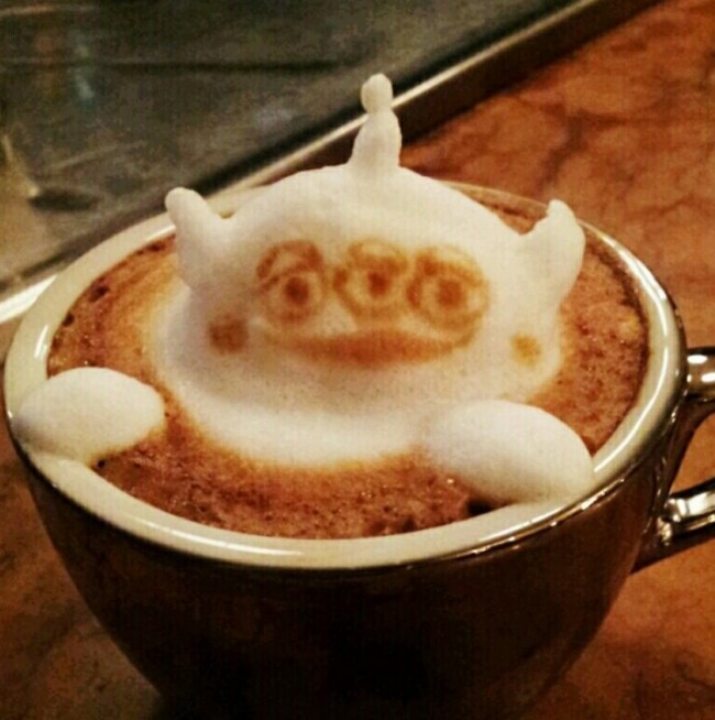 3d latte cafe art kazuki yamamoto alien tre ögon skum