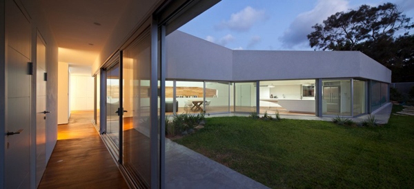 Modernt hus innergård glasvägg