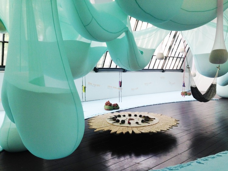 Okonventionell konst-prestanda-utställning-polyamid-volymer-grönaktig-öm-hängmatta-float