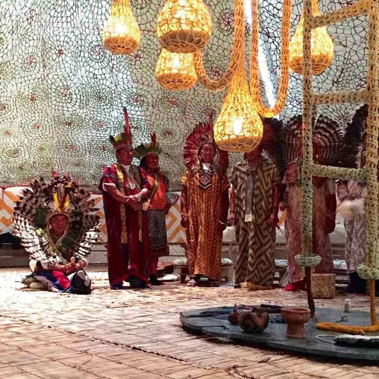 Okonventionell konst-prestanda-utställning-shamaner-barfota-tält-väva struktur-indianer